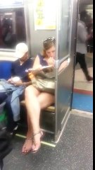 Amazing girl in the subway - Siasirola.com