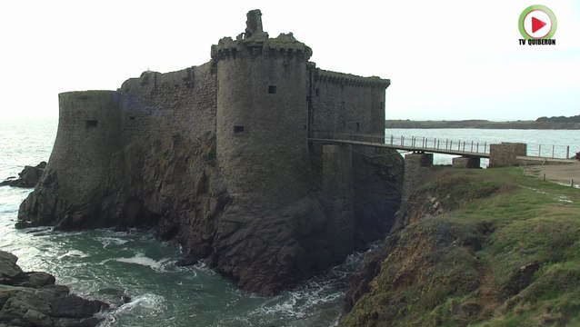 Île d'Yeu | Le Chateau de l'Ile Noire, Tintin et l'Helicoptère | Télé Île d'Yeu Vendée