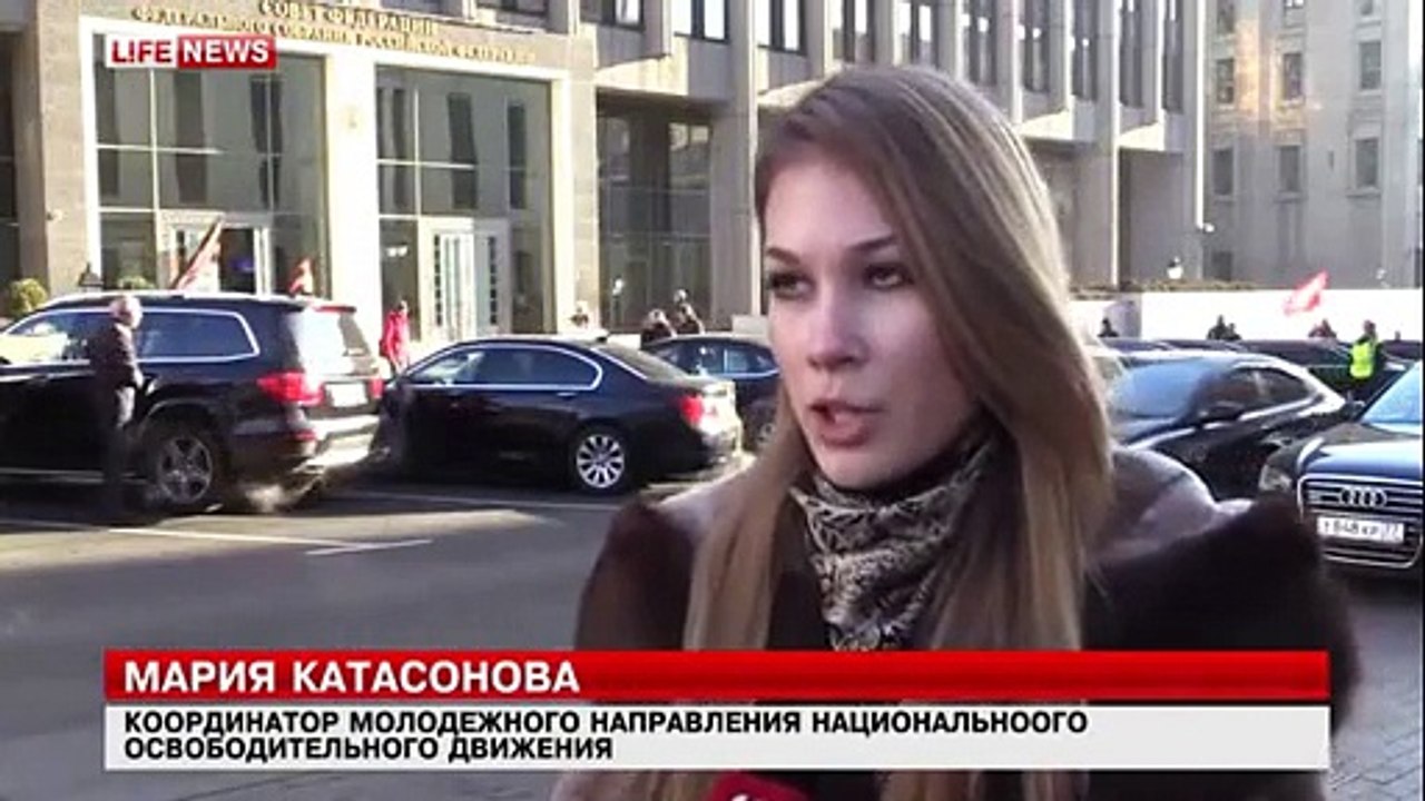 At the Federation Council passed picket by National Liberation Movement of Russia in support of the anti-offshore law - Lifenews (11.19.2014)