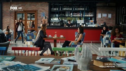 Kiraz Mevsimi'nde Gizem (Açelya Özcan) Burcu'yla (Nihal Işıksaçan) dertleşiyor