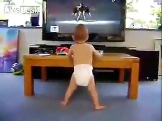 Tv ye bakarak aynını yapan cocuk ))