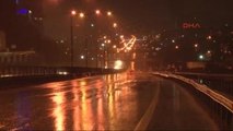 İstanbul'da Gece Yağmur Etkili Oldu