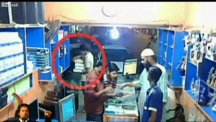 Dunya News - Guy helps himself to various goods in a computer shop