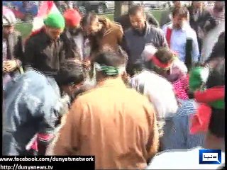 Dunya news-Worker injured after hitting with Tahirul Qadri's car