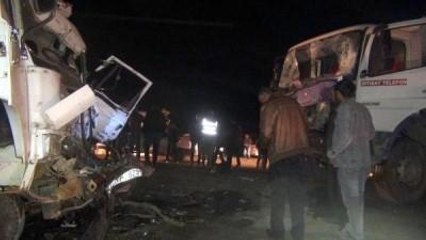 Beton Mikseri ile Kamyon Kafa Kafaya Çarpıştı: 1 Ölü, 3 Yaralı