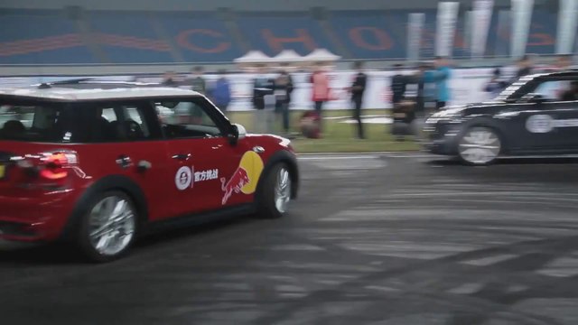 Créneau entre 2 voitures très proches : Nouveau record du monde