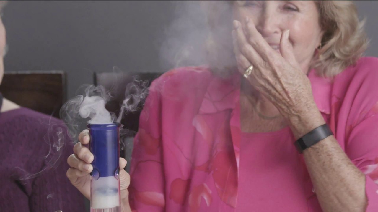 Des mamies fument de la marijuana pour la première fois!