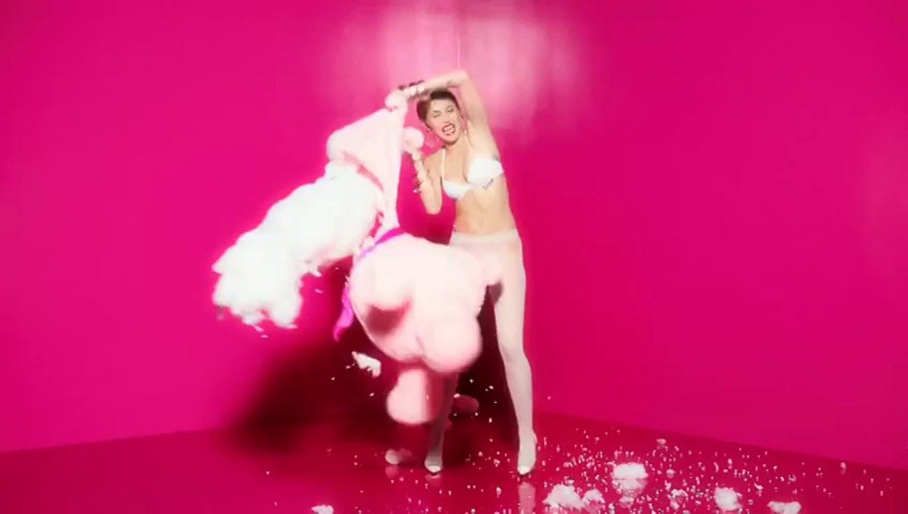 Miley Cyrus très peu vétue et bien barrée pour la pub "Rock Your Legs" by Golden Lady