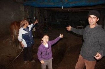 Evleri Yanan Aile, Ahırda Yaşam Mücadelesi Veriyor