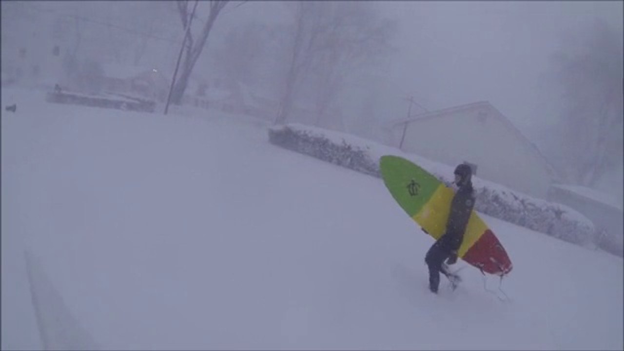 Surfer dans le blizzard - Expérience extrême : vague, mer déchaînée, vent, neige et froid!