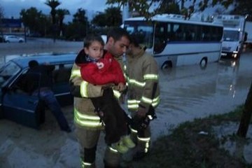 İzmir'de Sağanak Yağmur Hayatı Olumsuz Etkiledi