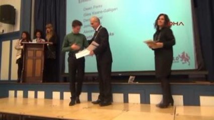 Türk Kökenli Belediye Başkanı, Üstün Başarılı Öğrencilere Sertifikalarını Verdi