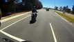 Un kangourou saute par dessus un motard pour traverser la route