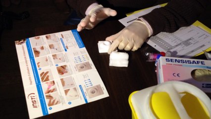 Démonstration du fonctionnement du test de dépistage rapide du Sida