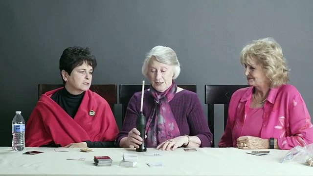 Les grands-mères fument de l'herbe pour la première fois en vidéo hilarante