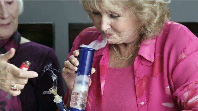 Trois grand-mères fument de l'herbe pour la première fois