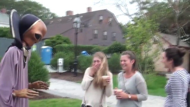 Il se déguise en alien et se ballade dans les rues