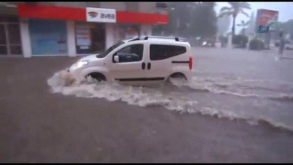 Sel araçları sürükledi