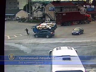 Видео: пешеход чудом не пострадал при аварии