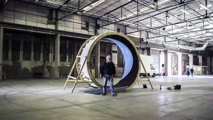 Damien Walters réalise le premier looping humain en courant