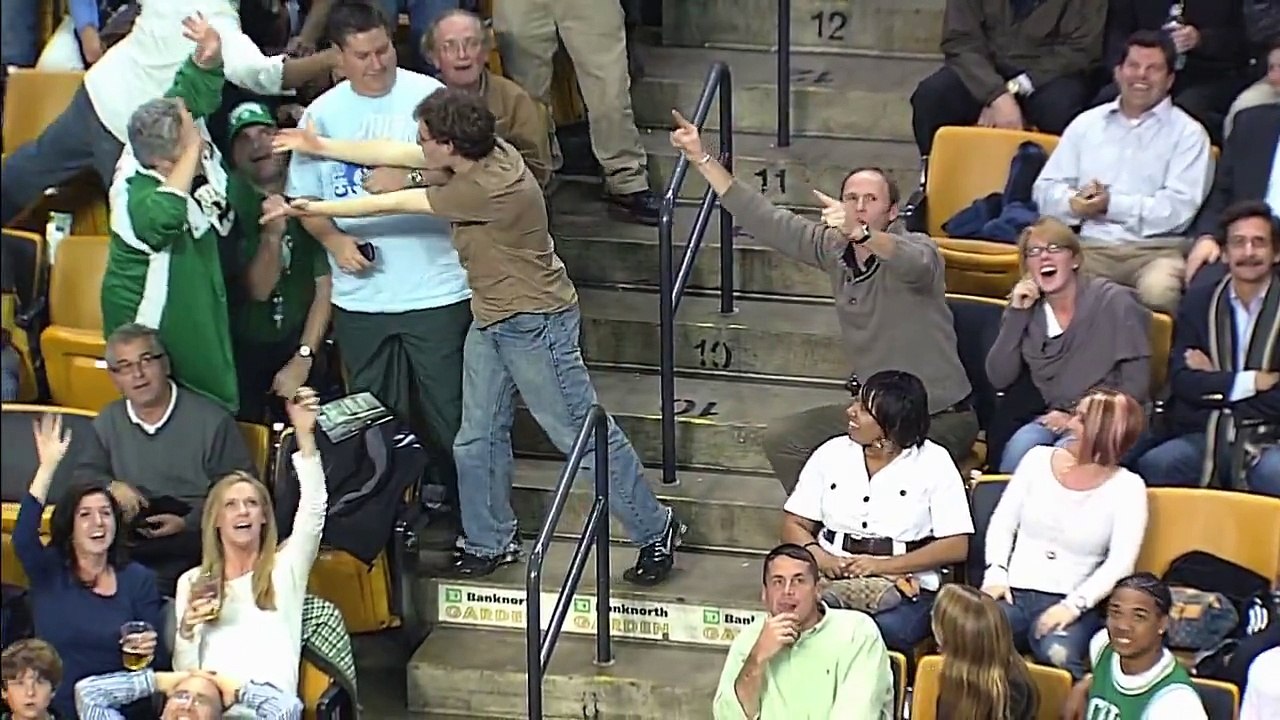 Il passe sur l’écran du stade et devient fou