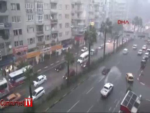Aniden bastıran yağmur vatandaşları hazırlıksız yakaladı