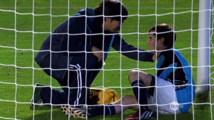 Il arrête cinq penalties avec la tête