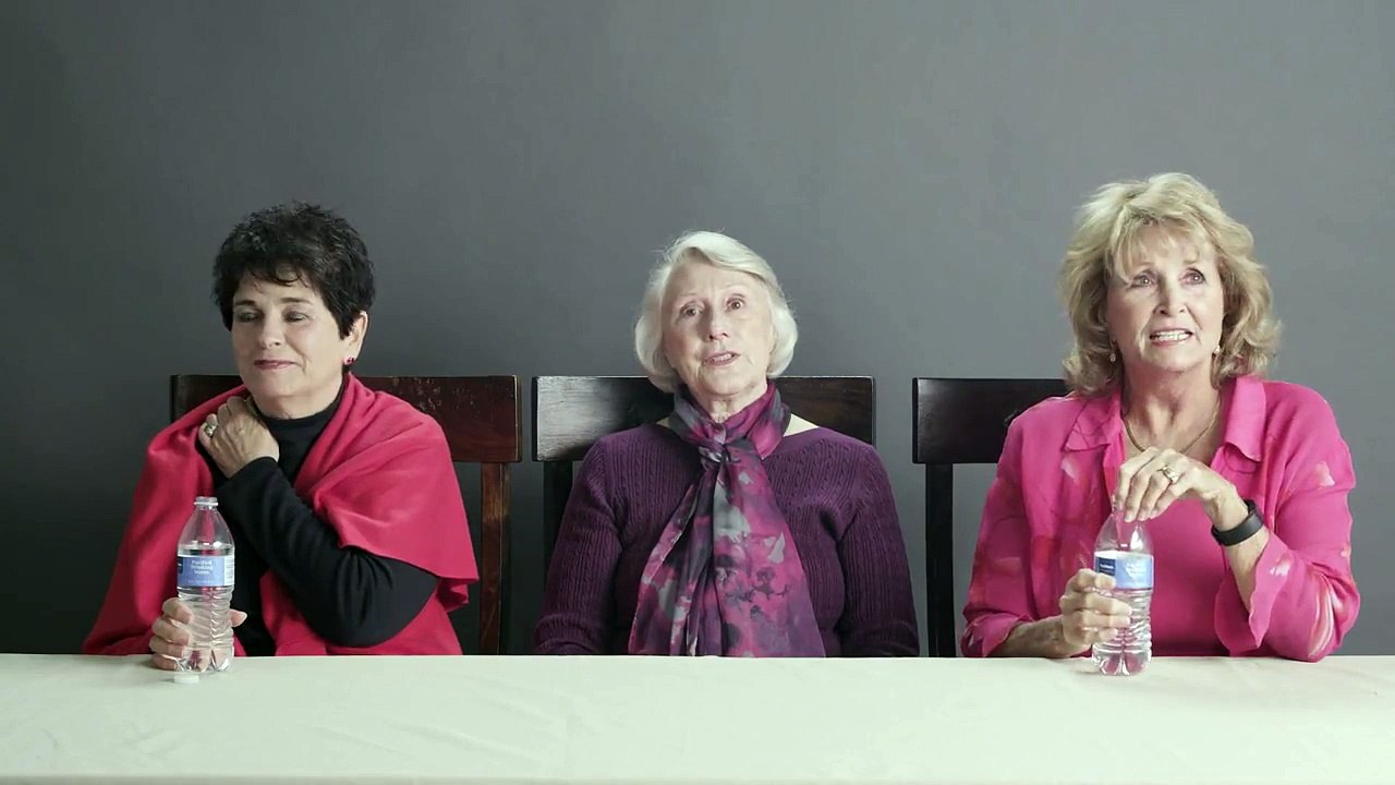 Les grand-mamans trop drôle fumer de l'herbe pour la première fois!