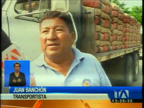 Transportistas hacen fila para descargar provisiones para Galápagos