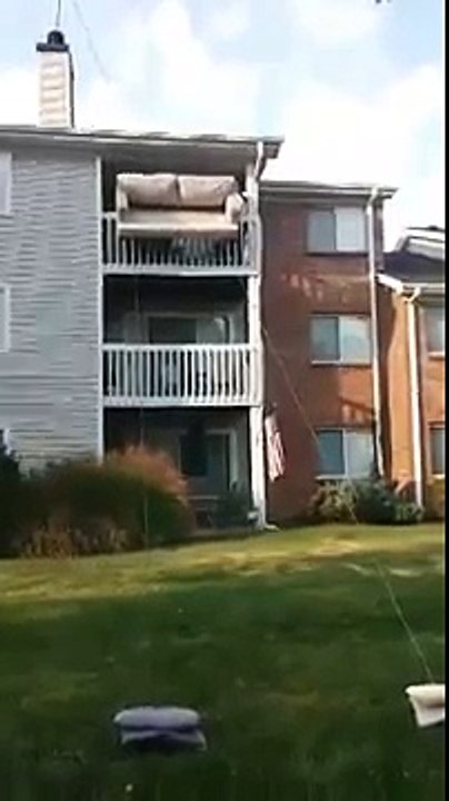 Technique astucieuse pour déménager un canapé