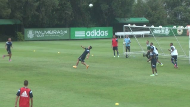 Atacante do Palmeiras faz golaço de bicicleta em treino