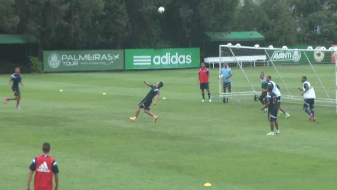 Atacante do Palmeiras faz golaço de bicicleta em treino