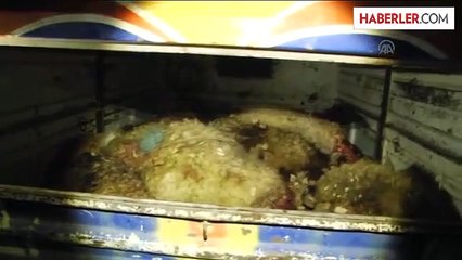 Muradiye'de Kamyonet Koyun Sürüsüne Çarptı