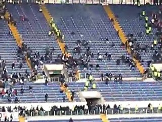 Descargar video: Scontri ultras fuori stadio violentissimi Lazio Roma 1-2 amatoriale