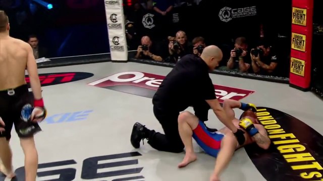 Lutador sofre fratura no braço depois de levar chute