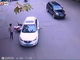 Des gens sauvent une femme coincée sous une voiture