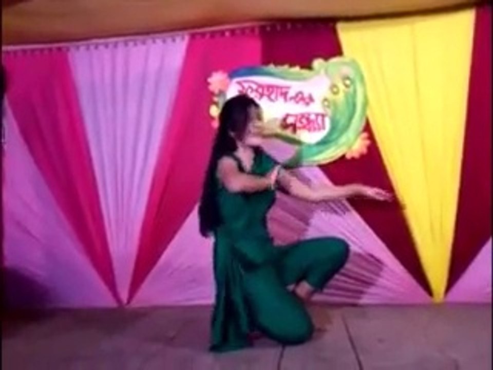 Mahiya Mahi bangladeshi actress dancing with Bangla song gaan