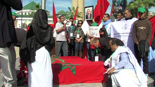 وقفة احتجاجية لفضح انتهاكات البوليساريو والجزائر لحقوق الإنسان 