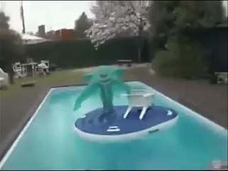 Havuz Başında uyuyan vatandaşı roket gibi fırlattılar