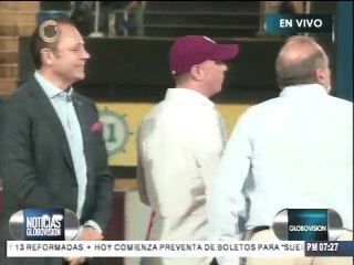 Gorrín lanza la primera pelota del juego entre Caracas y Magallanes