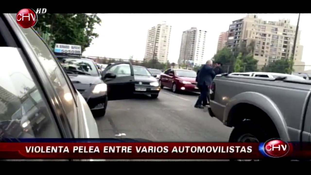 Violenta pelea de automovilistas terminó con un adulto mayor golpeado - CHV Noticias