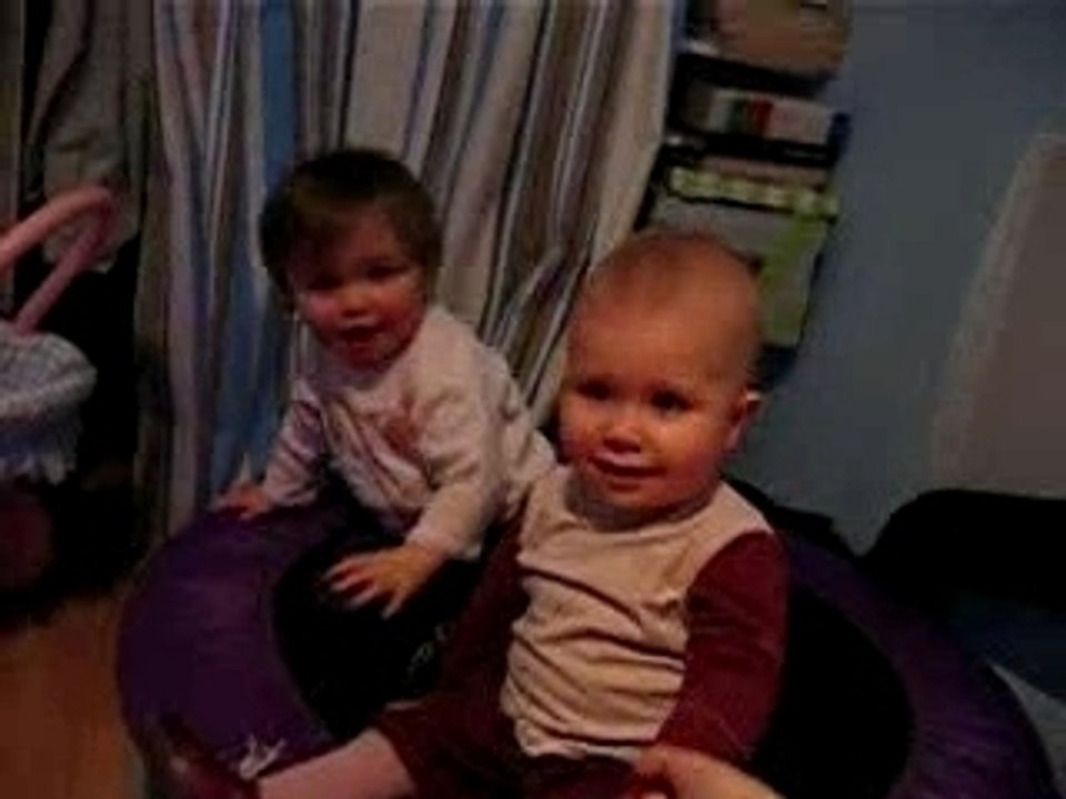 Amandine et Agathe font du trampoline