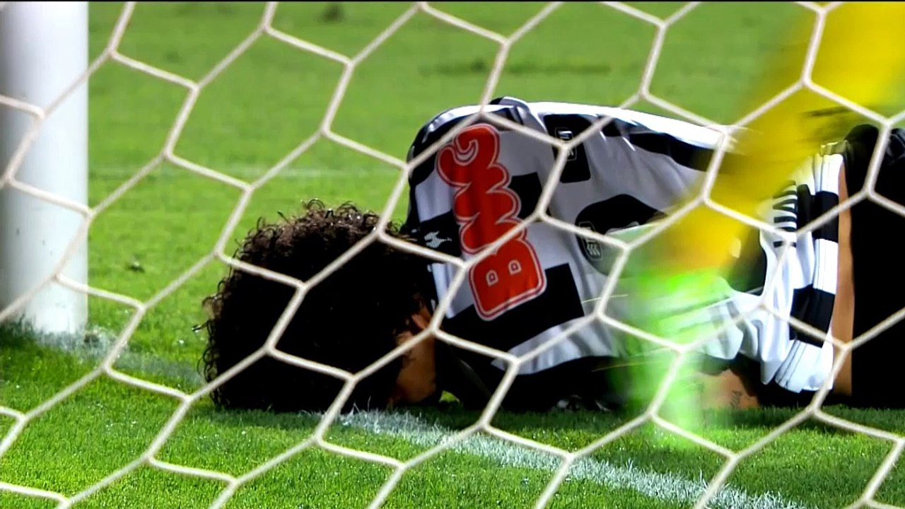 Brésil - Il marque puis se prend le poteau !