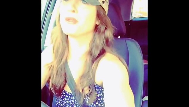 Bloquée dans les bouchons, Elle imite des célébrités et c'est bien fun!