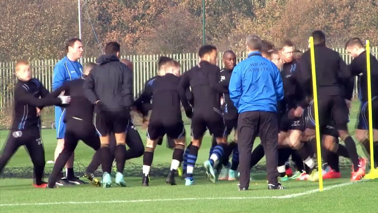 Huckepack! wigan-coach trainiert ungewöhnlich