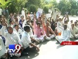Rajkot cotton farmers stage protest over price crash - Tv9 Gujarati