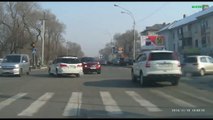 Accident de voiture violent  une intersection : un voleur grille un feu et explose 2 voitures