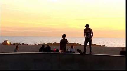 Un journaliste se prend un skate dans la tête