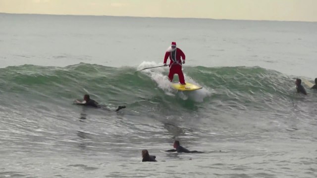 Le Père Noël surfe en Italie