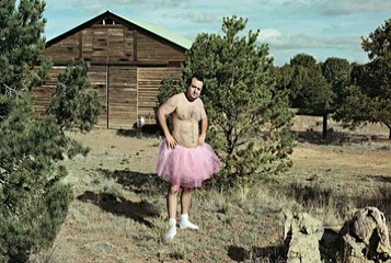 Un homme dans un Tutu est entrain de lutter contre le cancer du sein